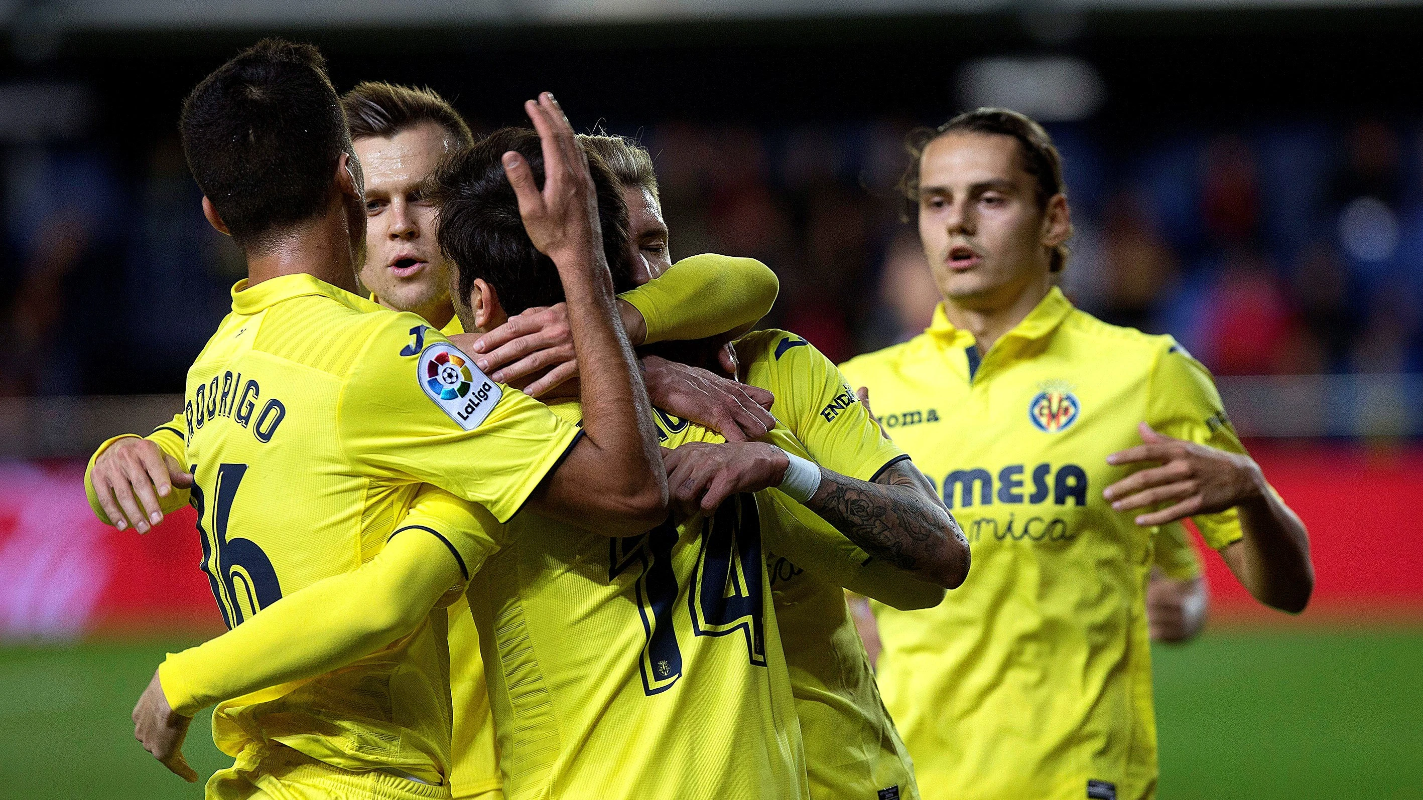 Los jugadores del Villarreal celebran uno de los goles ante el Levante