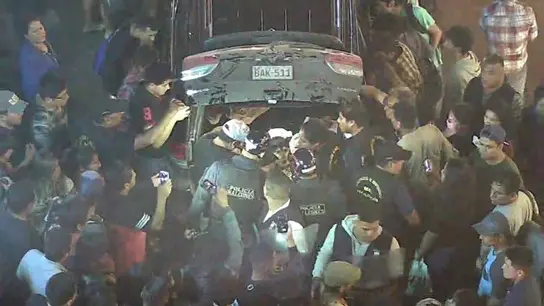 Momento del rescate del único perro hallado con vida en el interior de la furgoneta Momento del rescate del único perro hallado con vida en el interior de la furgoneta