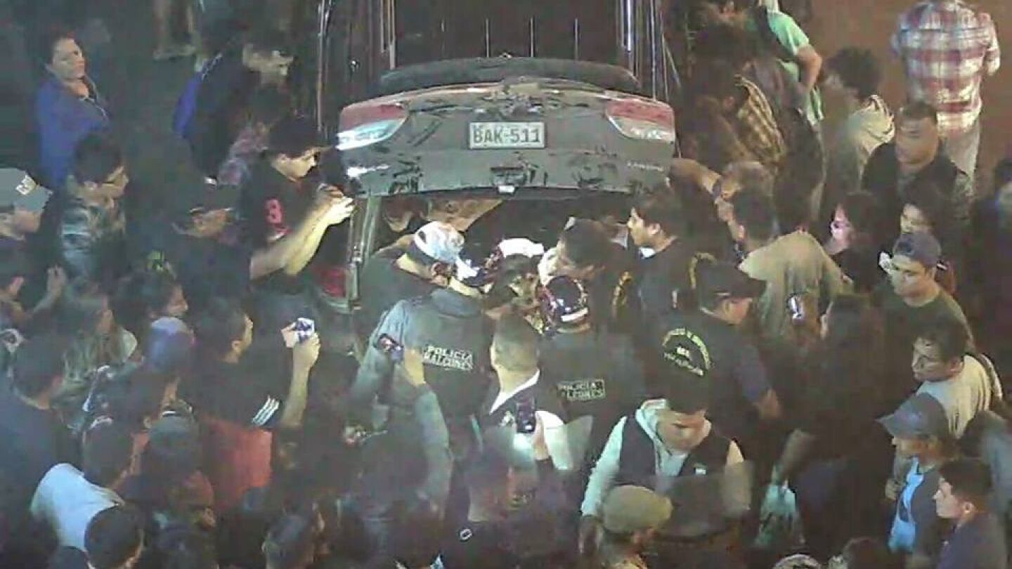Momento del rescate del &uacute;nico perro hallado con vida en el interior de la furgoneta