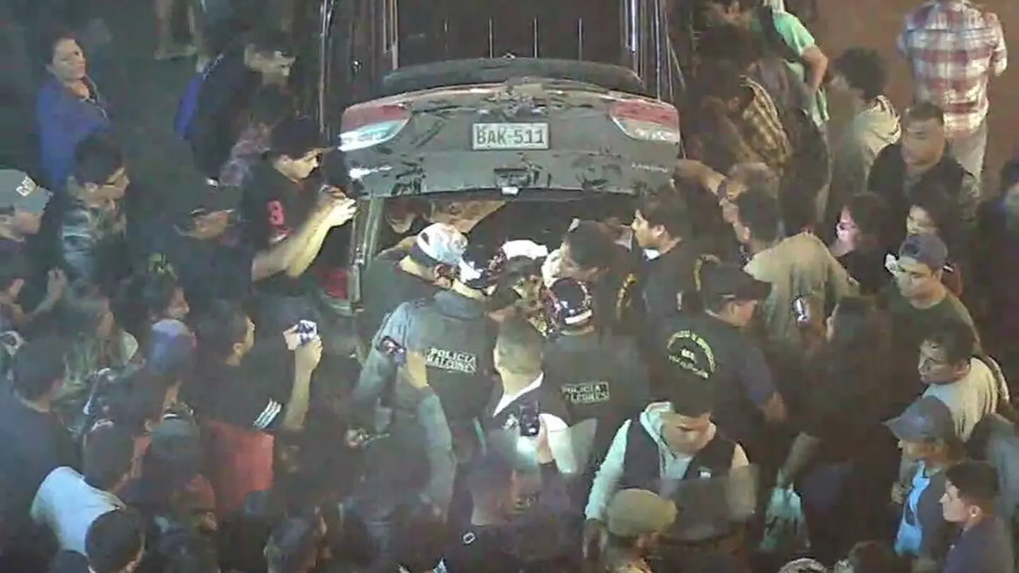 Momento del rescate del único perro hallado con vida en el interior de la furgoneta Momento del rescate del único perro hallado con vida en el interior de la furgoneta
