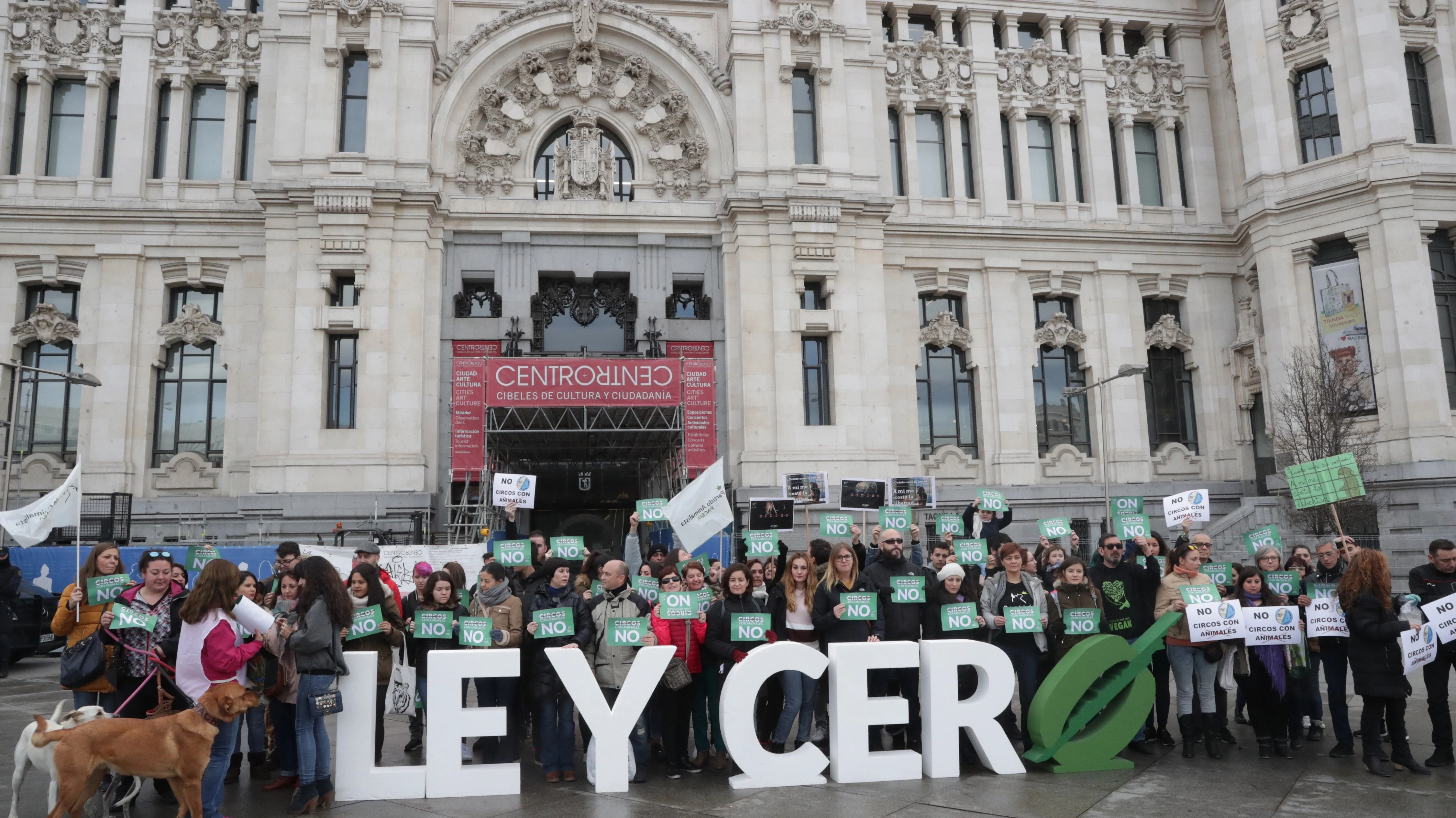 Concentración convocada por el Partido Animalista-PACMA, a las puertas del Ayuntamiento de Madrid