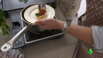 Una cocinera elabora una de las tapas