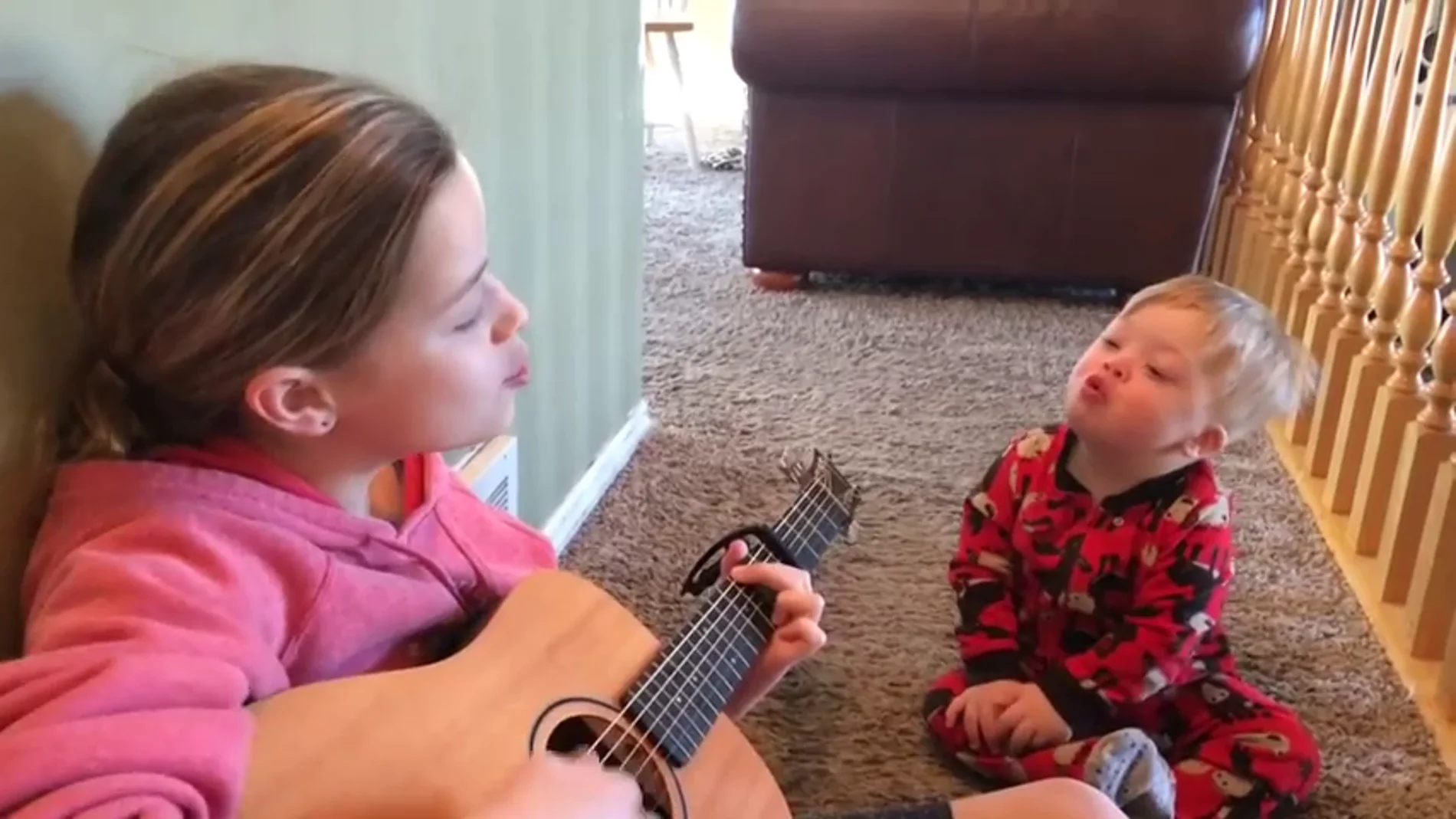 Bo y su hermana Lydia cantando