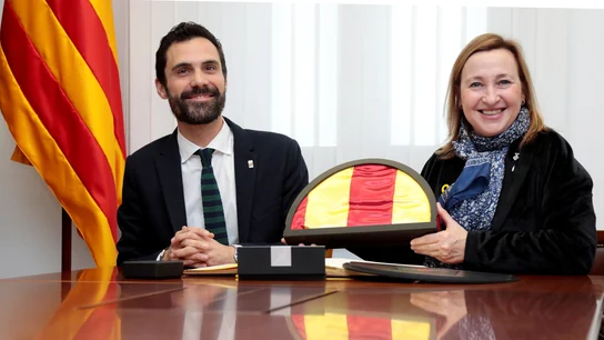El presidente del Parlament, Roger Torrent, entrega una señera a la alcaldesa de Sant Vicenç dels Horts, Maite Aymerich El presidente del Parlament, Roger Torrent, entrega una señera a la alcaldesa de Sant Vicenç dels Horts, Maite Aymerich