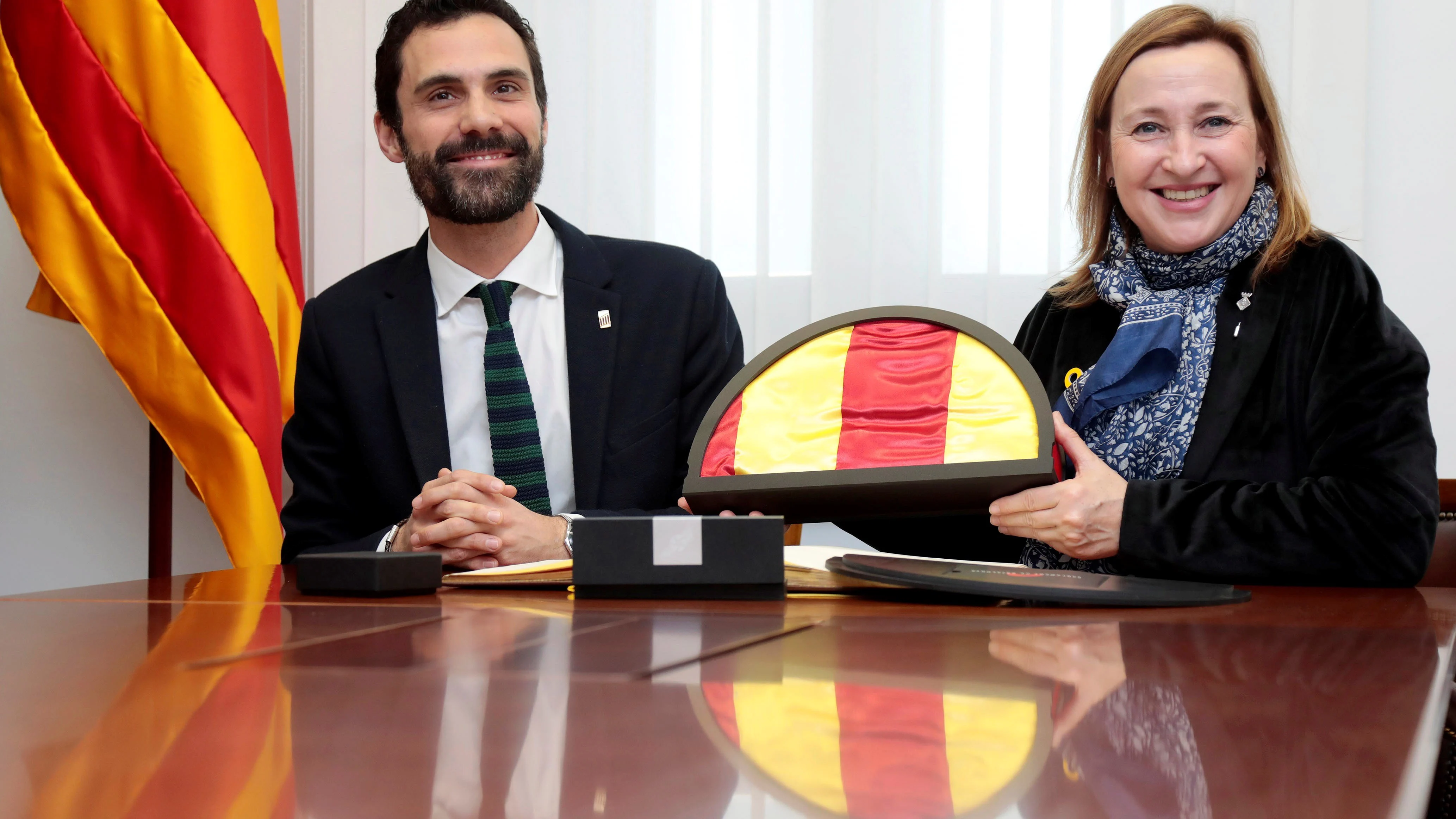 El presidente del Parlament, Roger Torrent, entrega una señera a la alcaldesa de Sant Vicenç dels Horts, Maite Aymerich