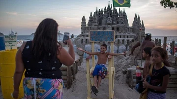 Un niño posa subido en el trono de 'El rey de la playa'