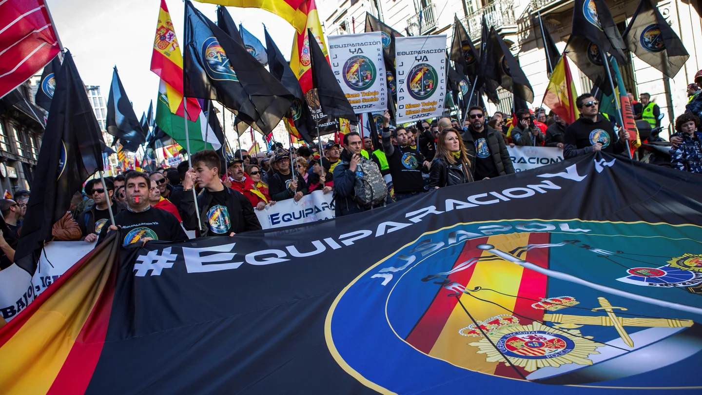 Varios de los agentes de Policía Nacional y Guardia Civil, durante la manifestación convocada por la Fundación Jusapol Varios de los agentes de Policía Nacional y Guardia Civil, durante la manifestación convocada por la Fundación Jusapol