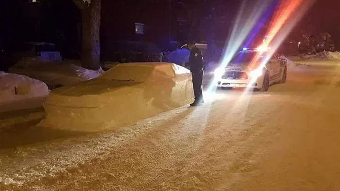 Escultura de nieve del Delorean