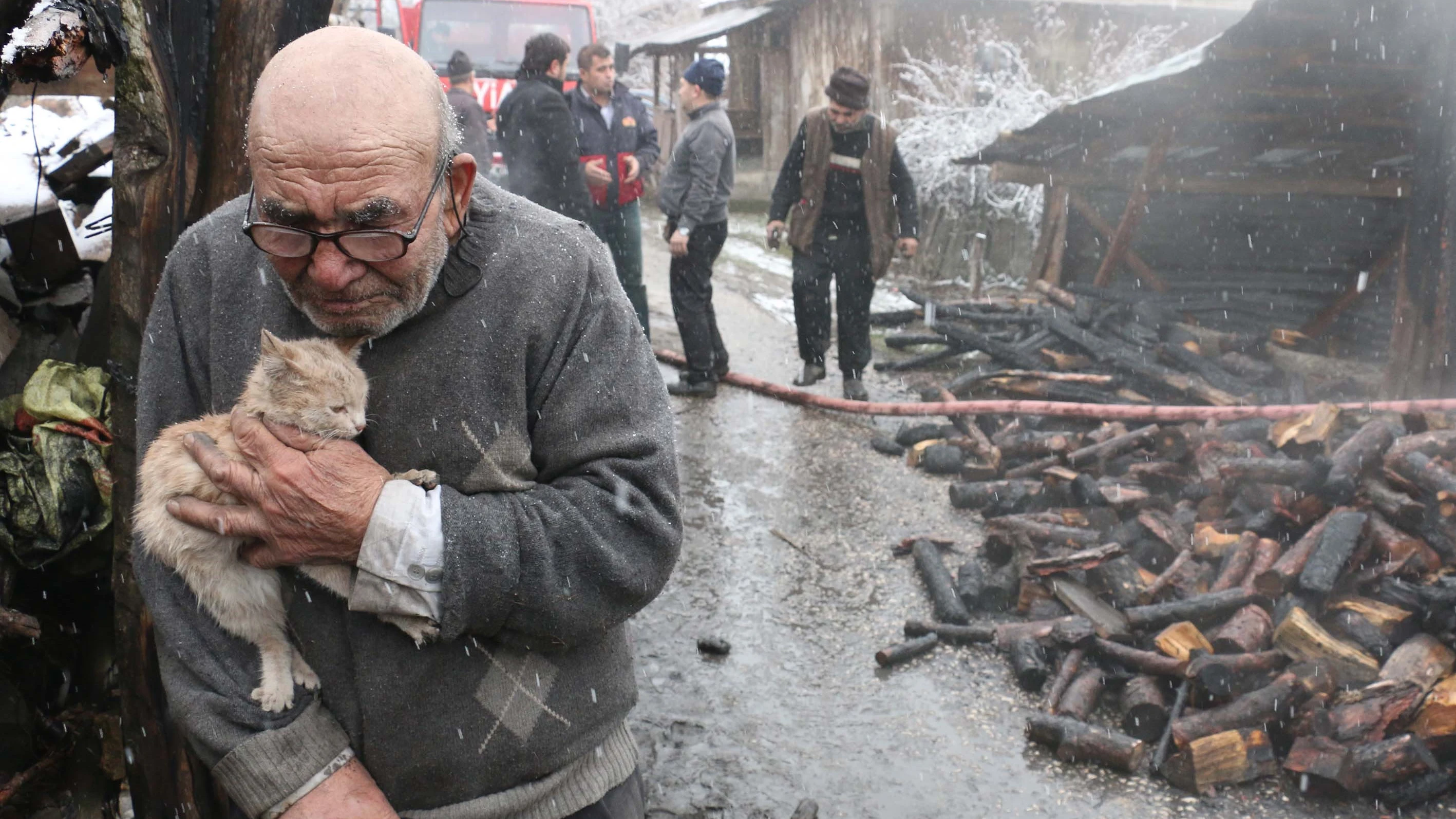 Un anciano abraza a su gato tras el incendio de su casa