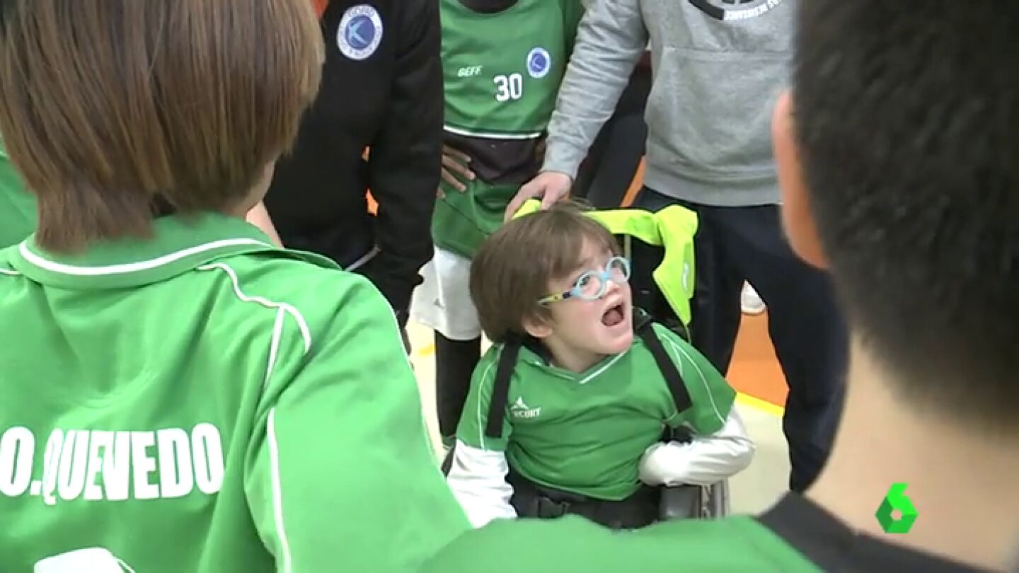 Sa&uacute;l en su debut en su equipo de f&uacute;tbol