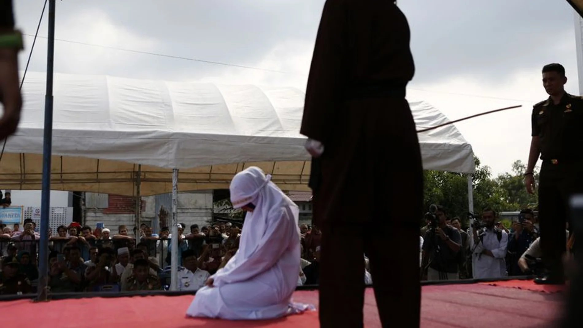 Foto de la novia condenada a recibir 20 latigazos en Indonesia