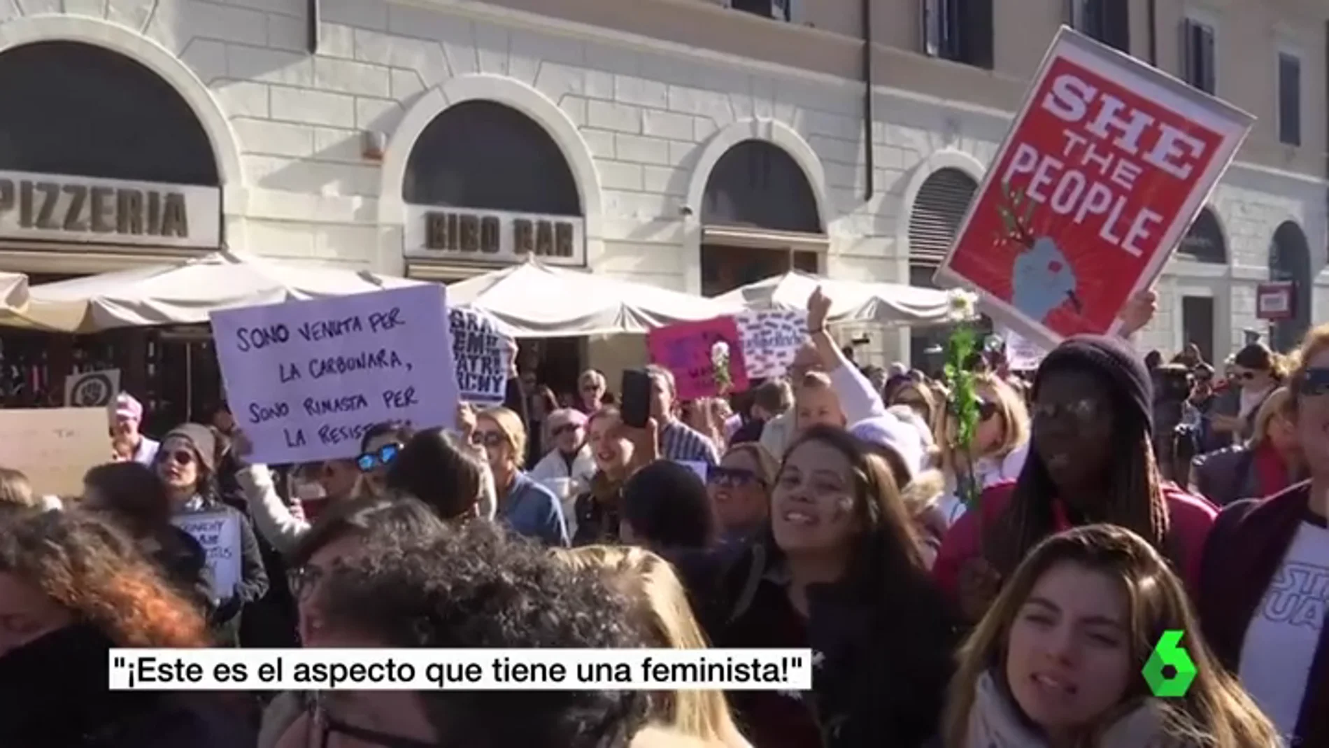 Una concentración de mujeres en Roma muestra su apoyo al movimiento #MeToo