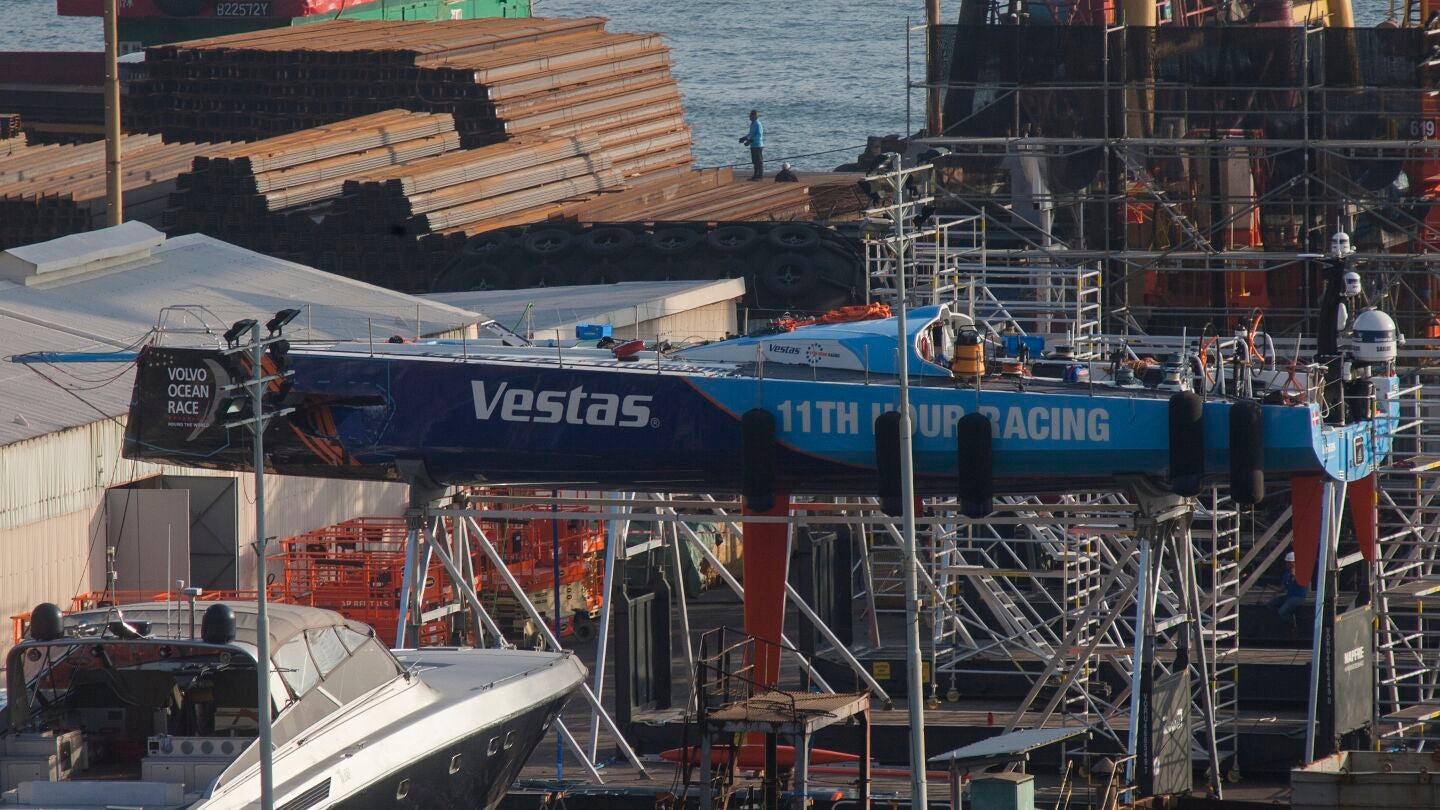 El 'Vestas', siendo reparado tras el fatal incidente
