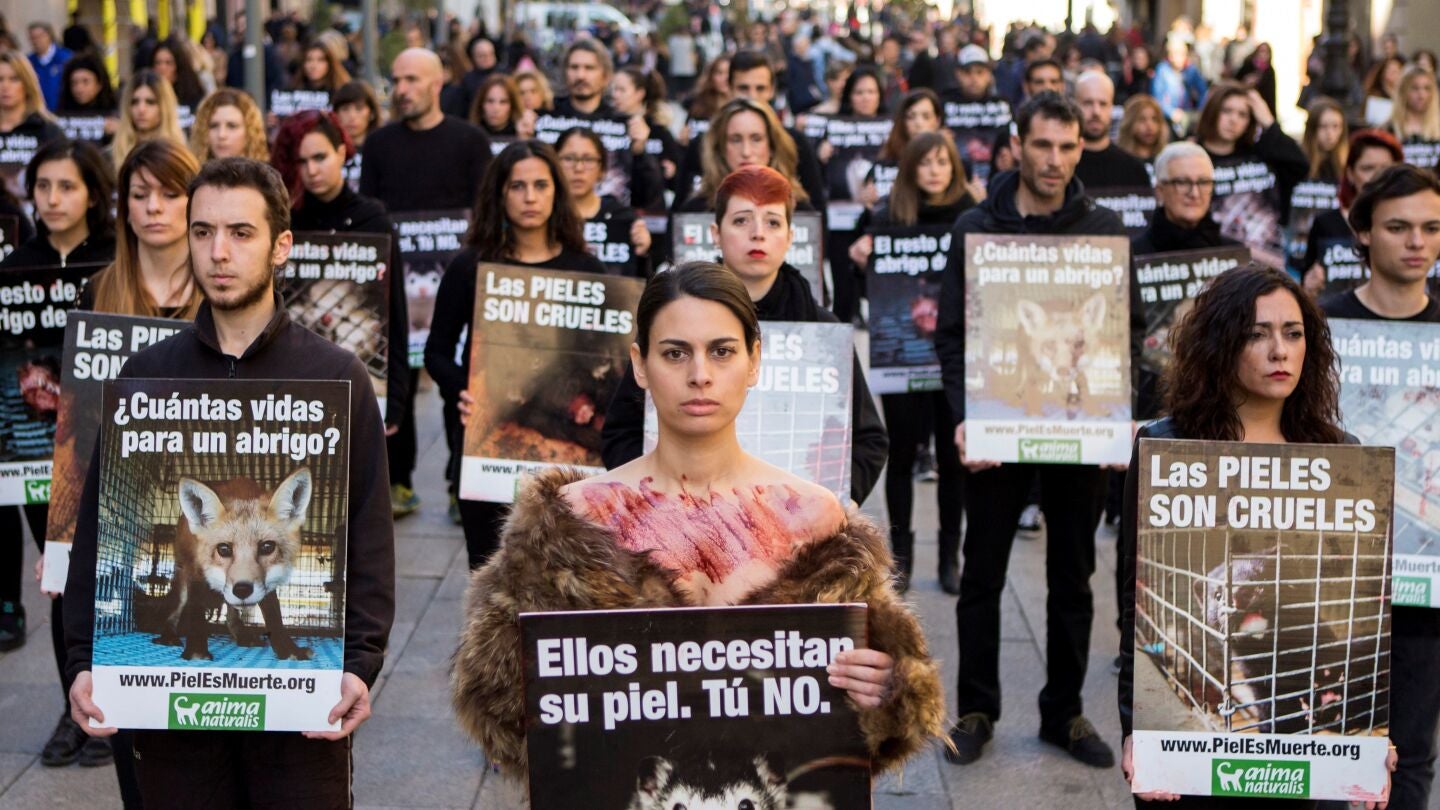 Un centenar de activistas de la organizaci&oacute;n Animanaturalis protestan en el centro de Barcelona