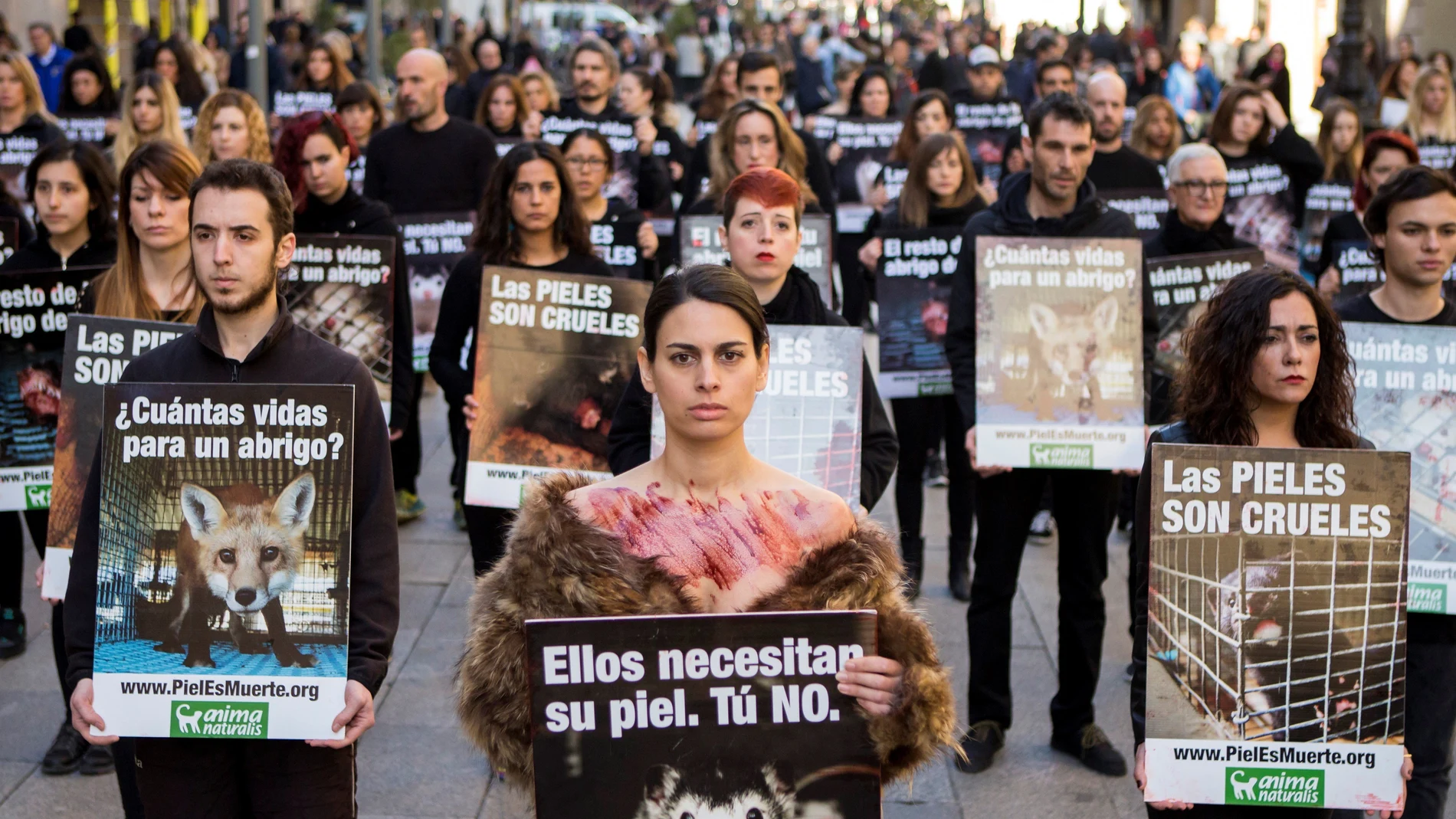 Un centenar de activistas de la organización Animanaturalis protestan en el centro de Barcelona
