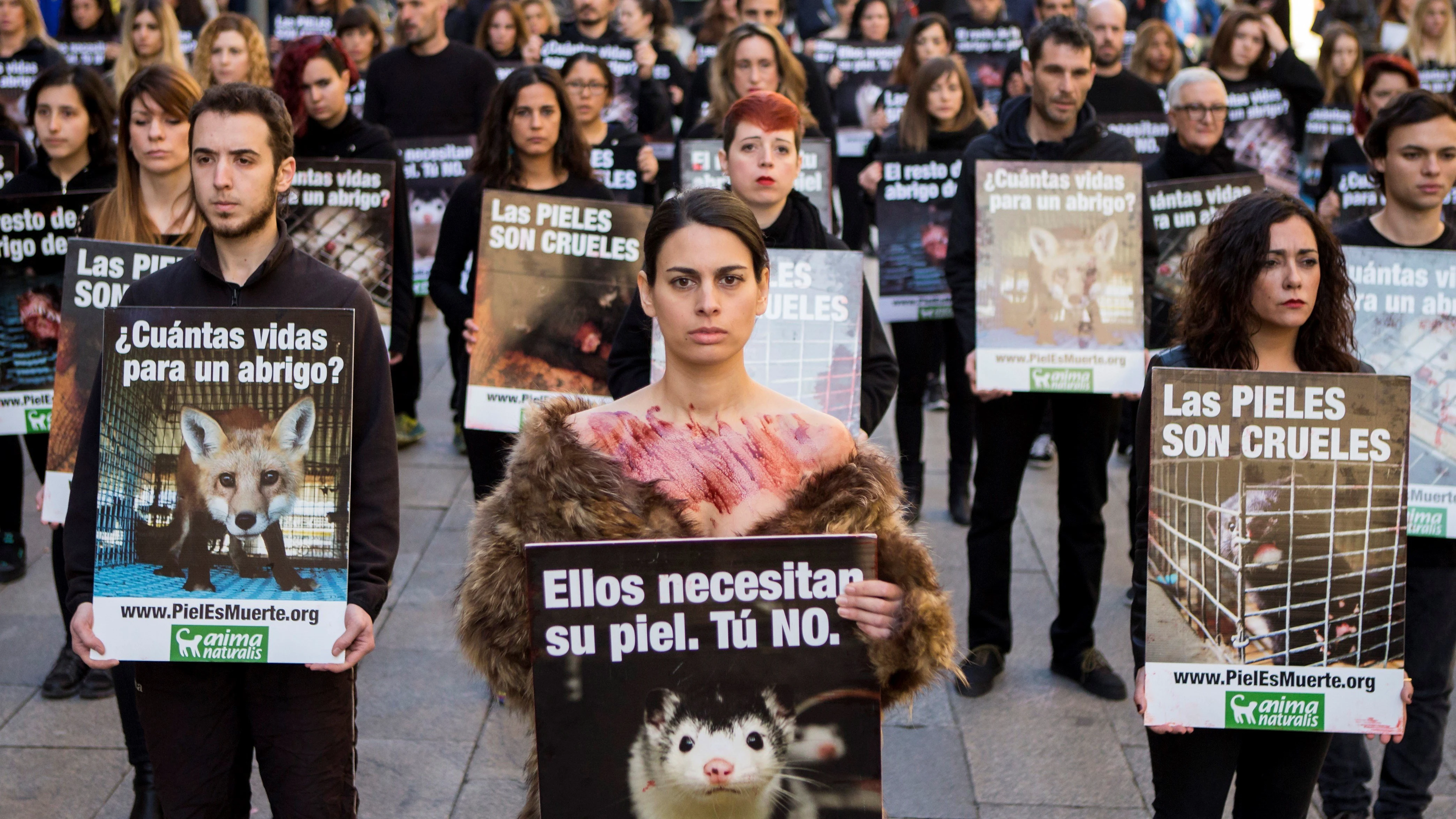 Un centenar de activistas de la organización Animanaturalis protestan en el centro de Barcelona