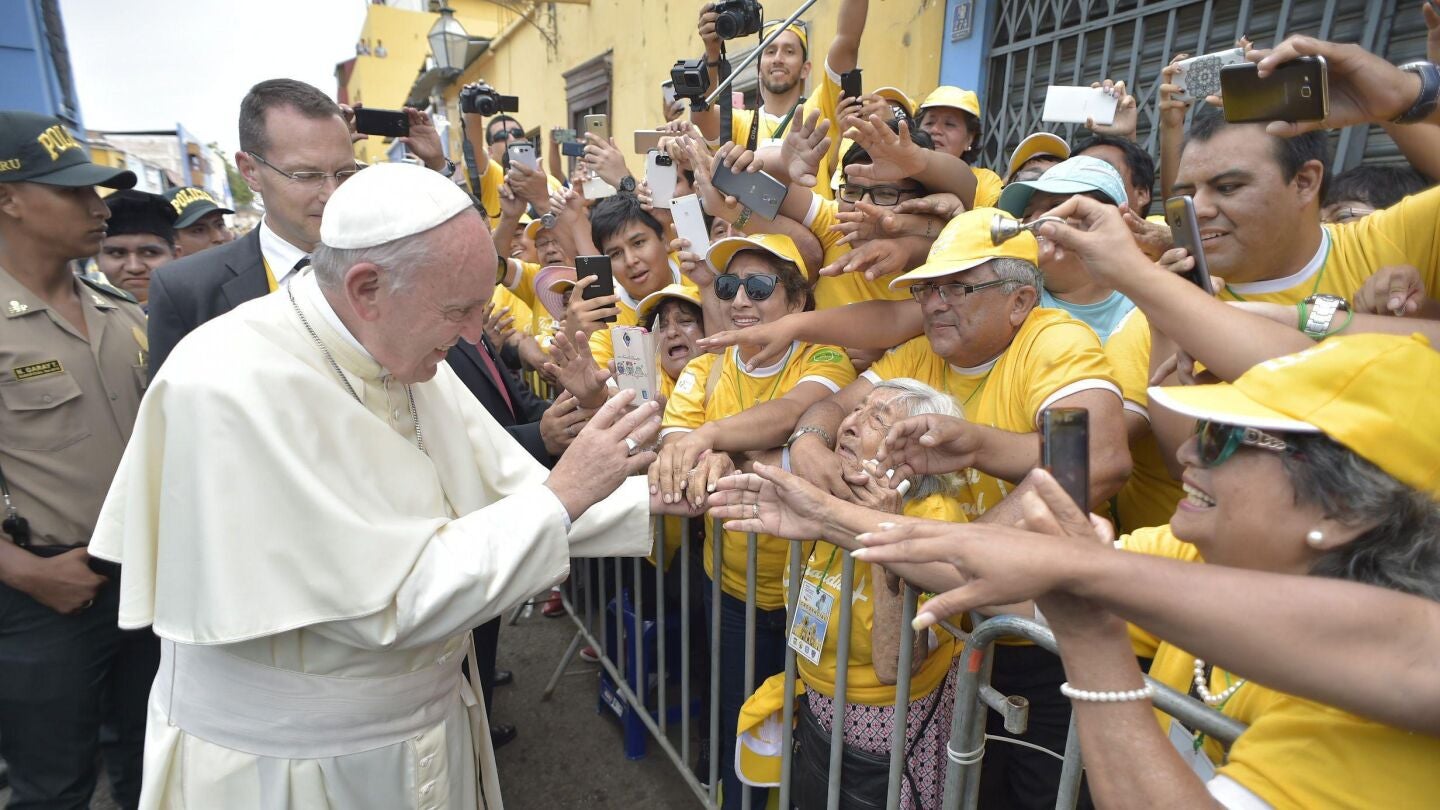 El papa Francisco saluda a sus fieles en Per&uacute;