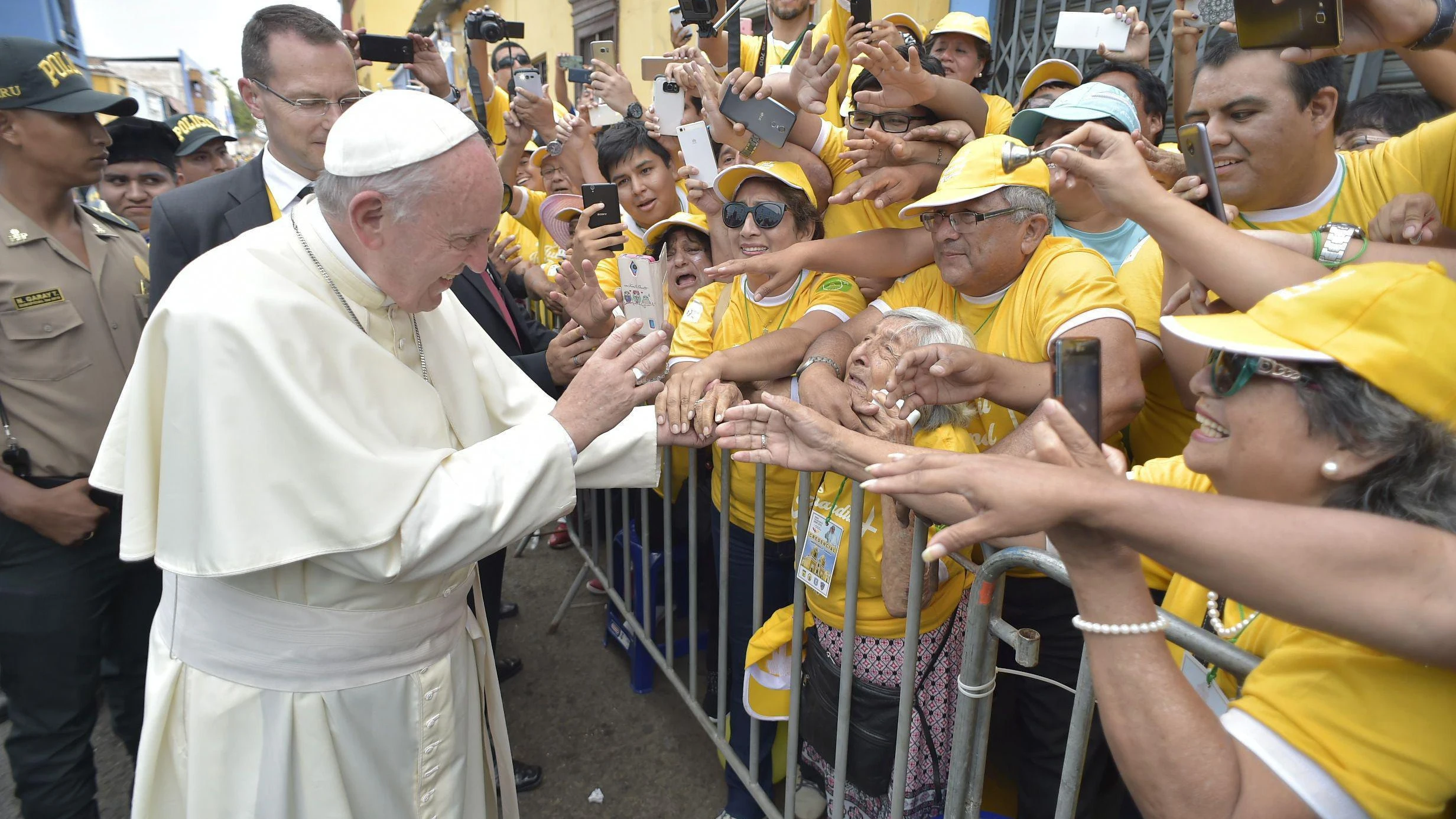 El papa Francisco saluda a sus fieles en Perú