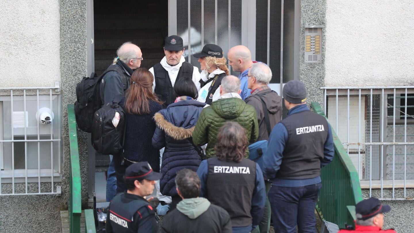 Efectivos de la Ertzaintza en el inmueble donde se registr&oacute; el suceso