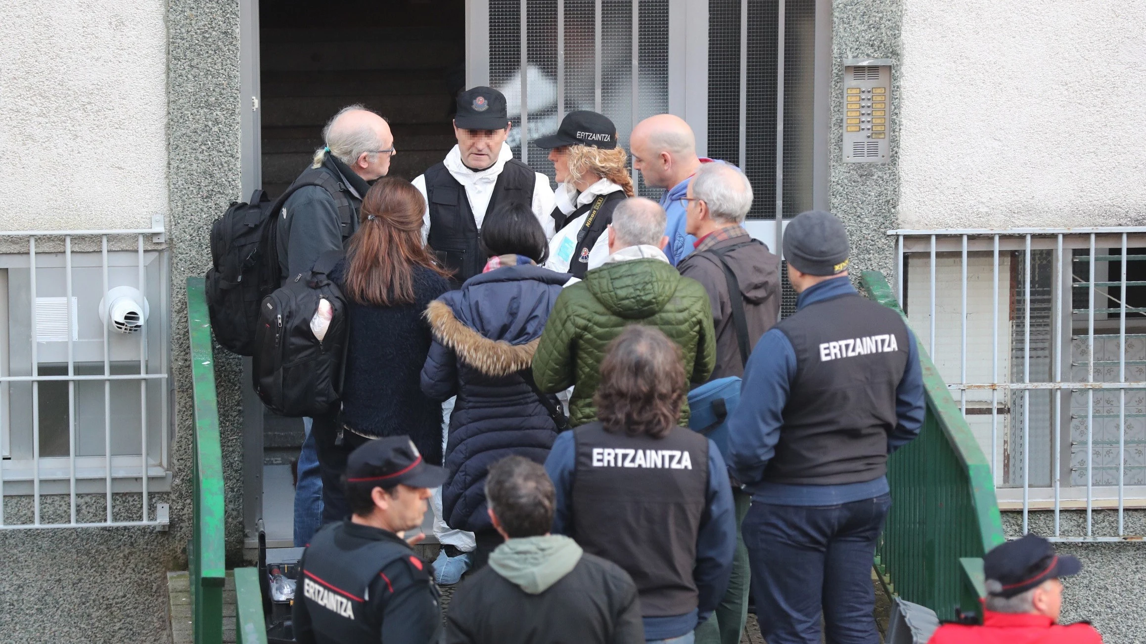 Efectivos de la Ertzaintza en el inmueble donde se registró el suceso