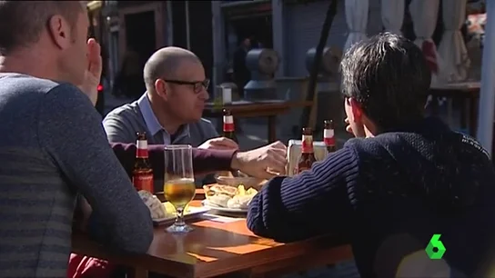 Un grupo de turistas consume cerveza en Sevilla Un grupo de turistas consume cerveza