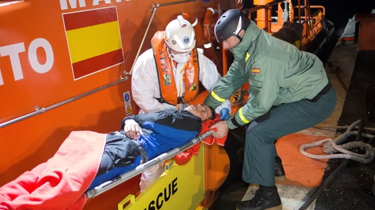 Llegada al puerto de Motril de doce personas de origen magrebí rescatadas por Salvamento Marítimo Llegada al puerto de Motril de doce personas de origen magrebí rescatadas por Salvamento Marítimo