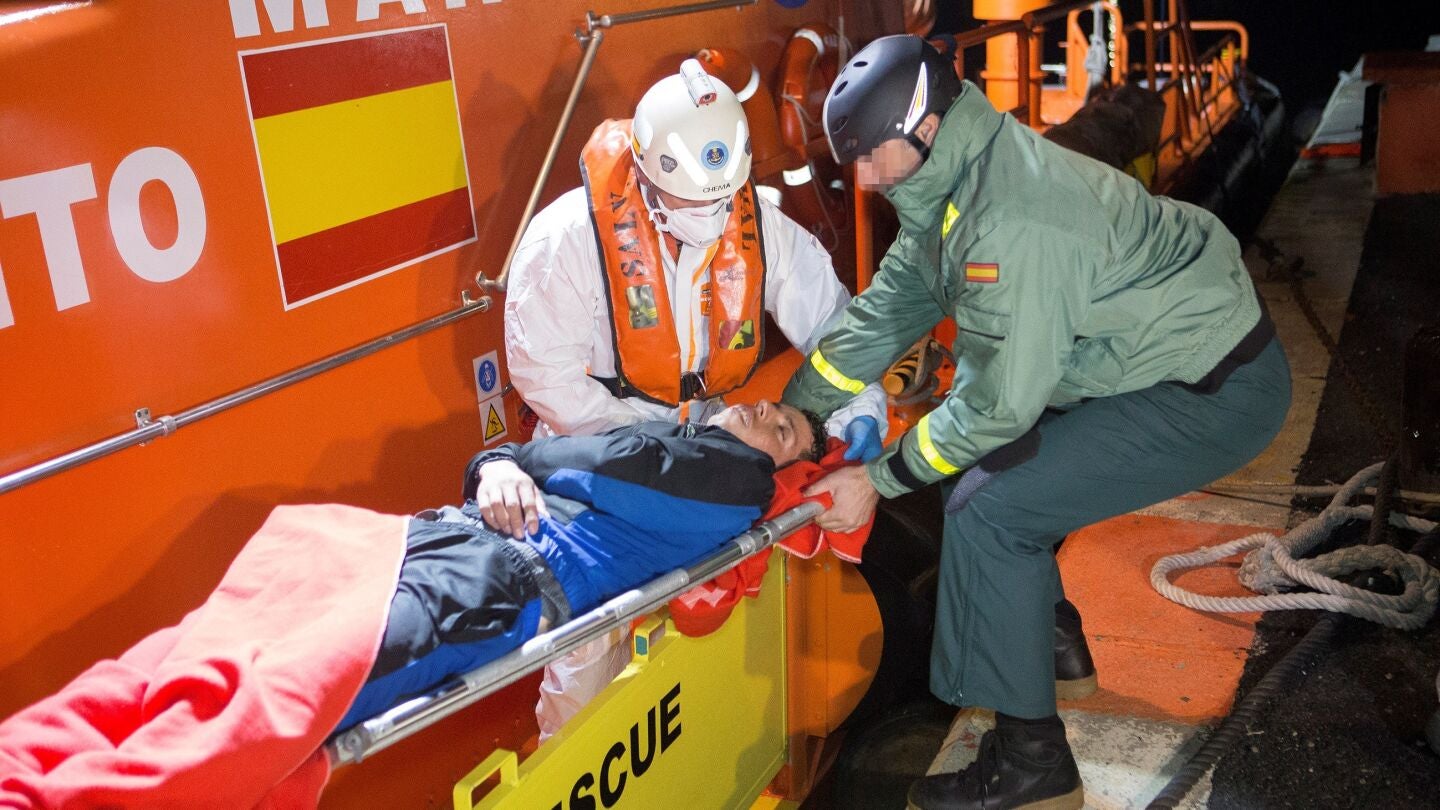 Llegada al puerto de Motril de doce personas de origen magreb&iacute; rescatadas por Salvamento Mar&iacute;timo