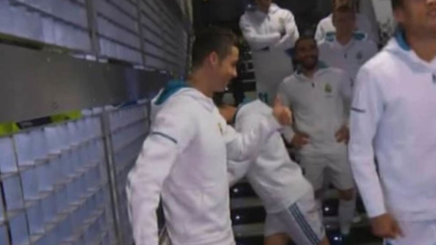 Cristiano Ronaldo dialoga con un ni&ntilde;o en el t&uacute;nel de vestuarios del Real Madrid