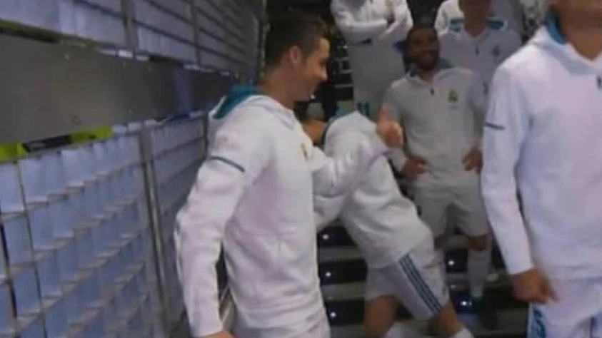 Cristiano Ronaldo dialoga con un niño en el túnel de vestuarios del Real Madrid