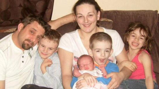 Donna y Eliott junto a sus hijos