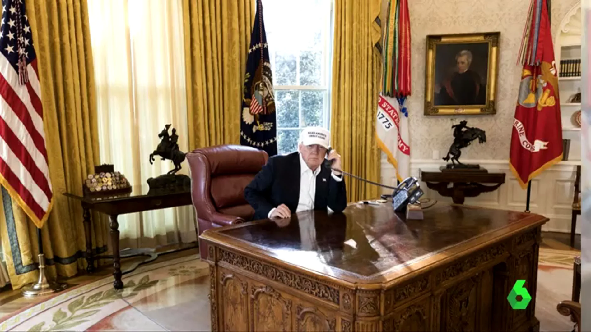 Trump se muestra trabajando en su despacho en el segundo día de bloqueo del Gobierno