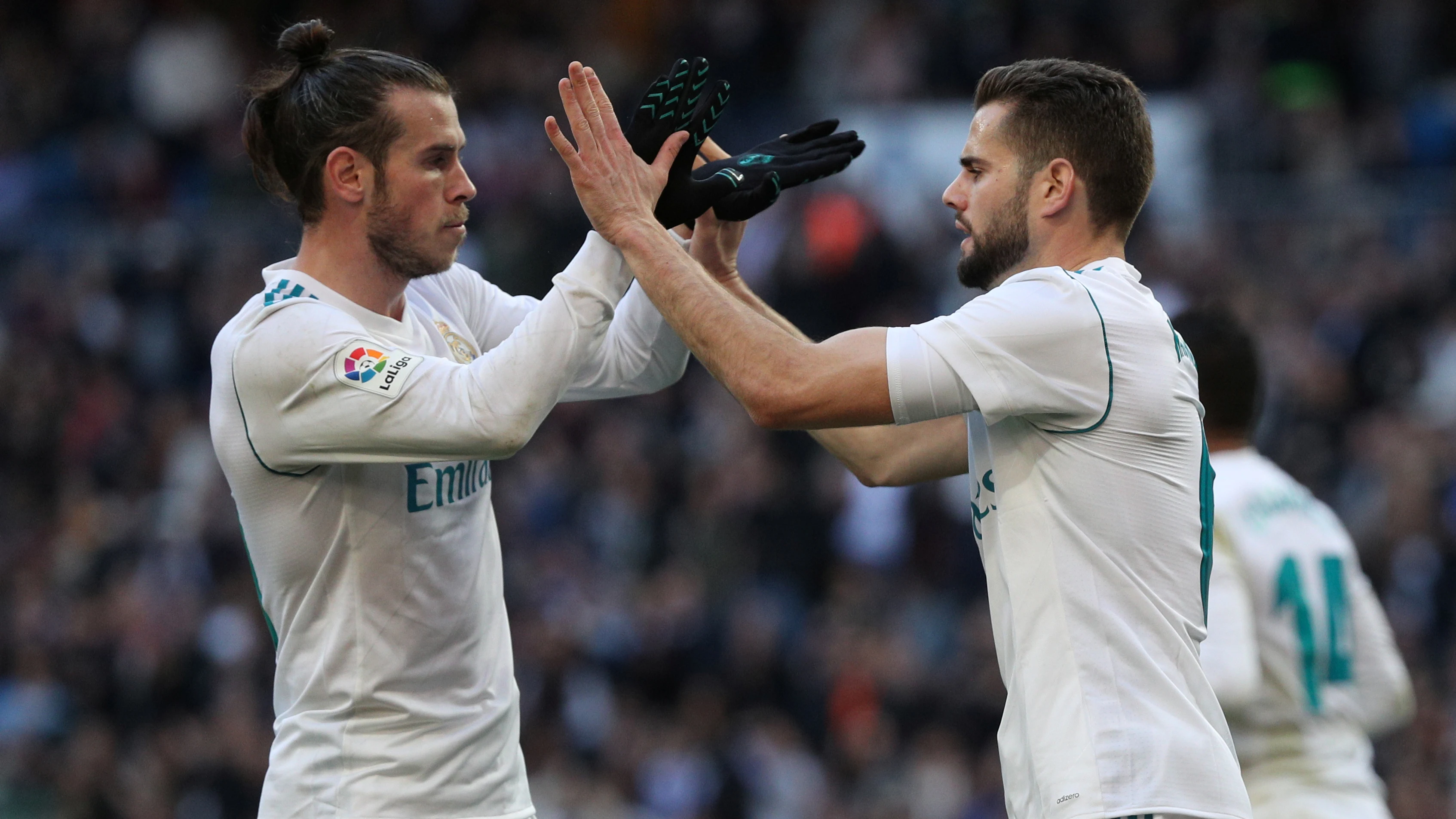 Bale y Nacho celebran el 2-1 del Real Madrid ante el Deportivo