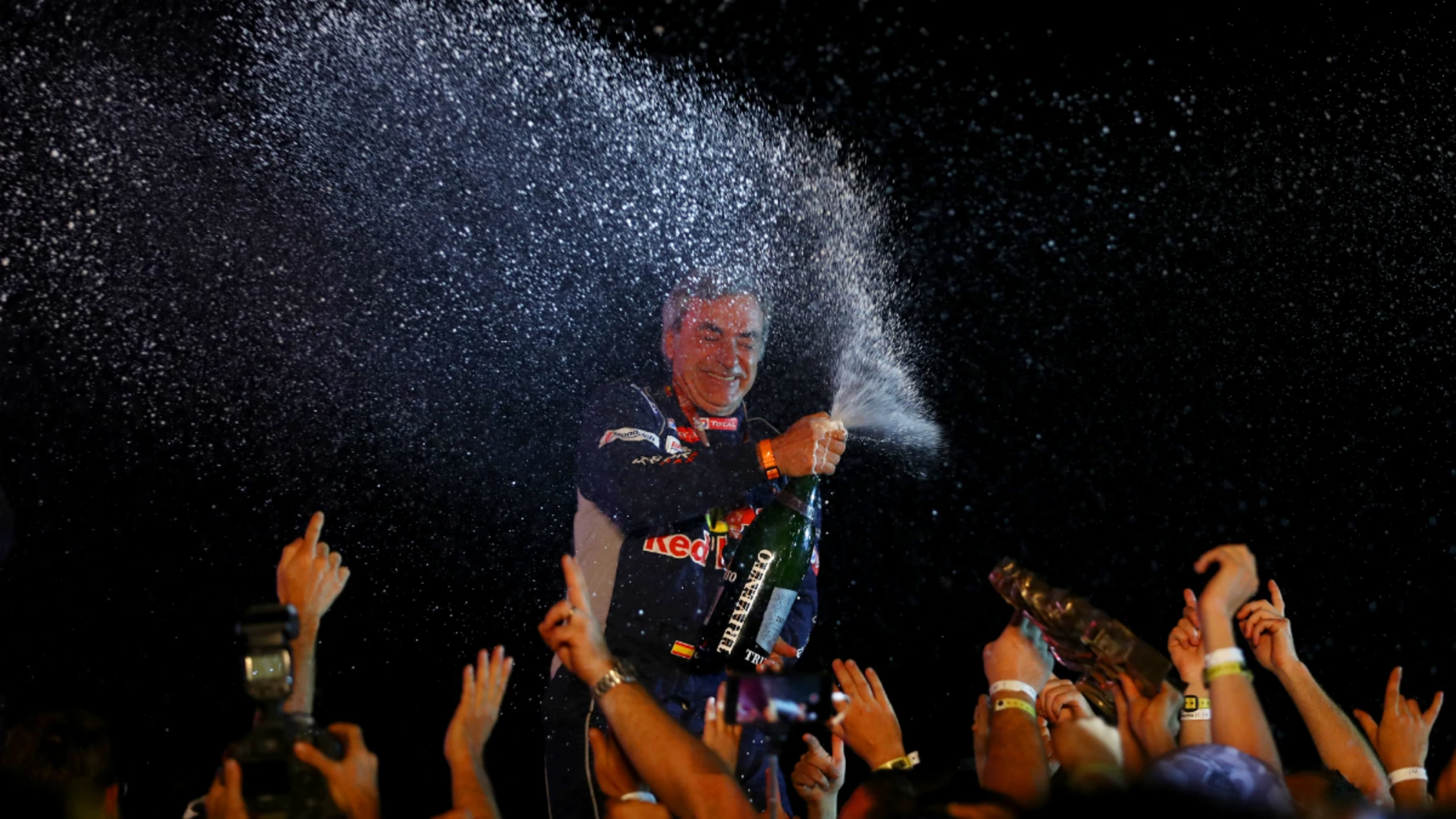 Carlos Sainz celebra su victoria en el Dakar
