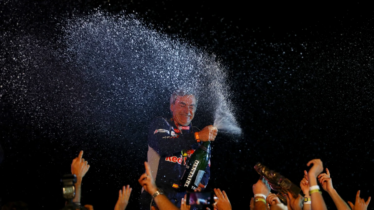 Carlos Sainz celebra su victoria en el Dakar