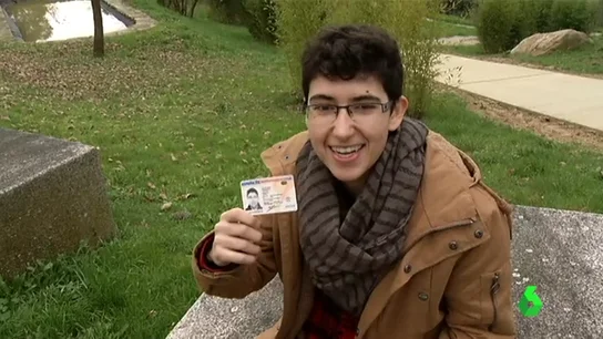 Eric muestra su DNI Eric muestra su DNI