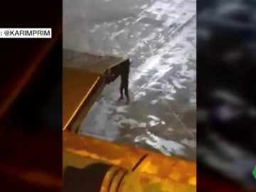 Intenta viajar desde Melilla a Málaga colgado de la rampa de un ferri Intenta viajar desde Melilla a Málaga colgado de la rampa de un ferri