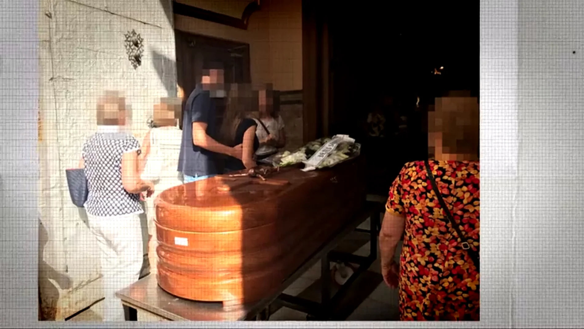 Los vecinos acuden al entierro tras el crimen de Novelda