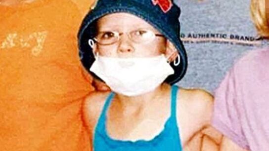 Hannah con una m&aacute;scara que su madre le obligaba a llevar por la enfermedad