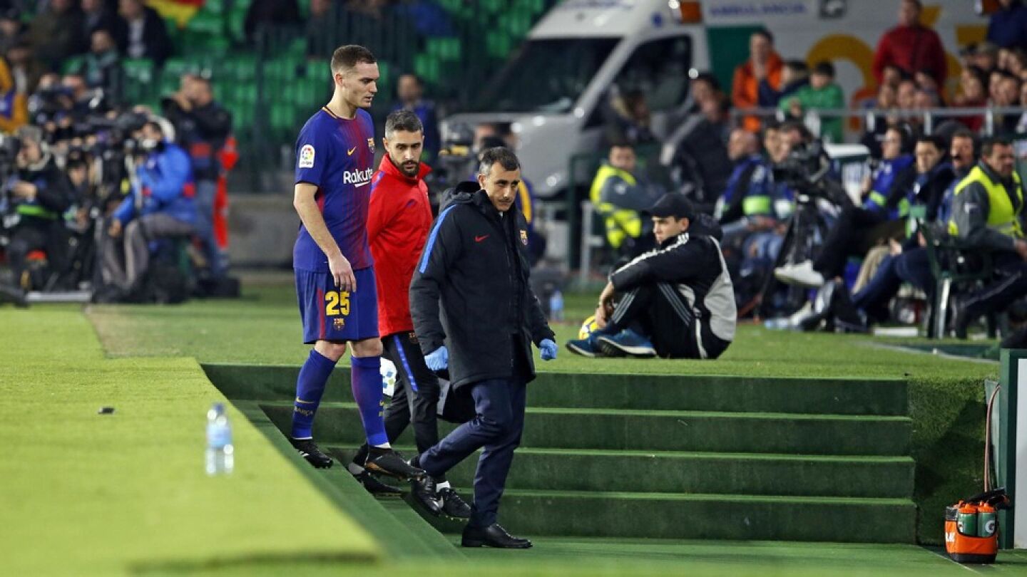 Vermaelen se march&oacute; tocado ante el Betis