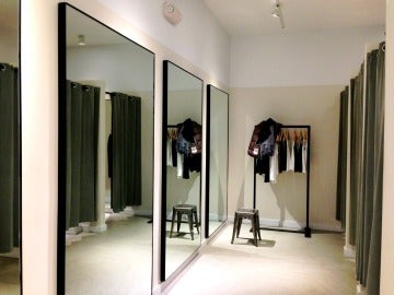 Probadores en una tienda de ropa Probadores en una tienda de ropa