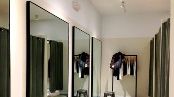 Imagen de archivo de probadores en una tienda de ropa.