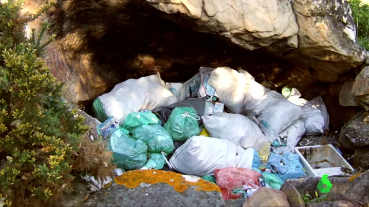 Basura en una cueva prehistórica de Cádiz