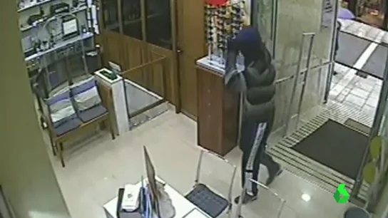 Un hombre atracando una farmacia en Estepona Un hombre atracando una farmacia en Estepona