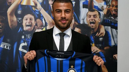 Rafinha posa con la camiseta del Inter de Milán Rafinha posa con la camiseta del Inter de Milán
