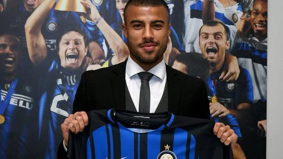 Rafinha posa con la camiseta del Inter de Milán