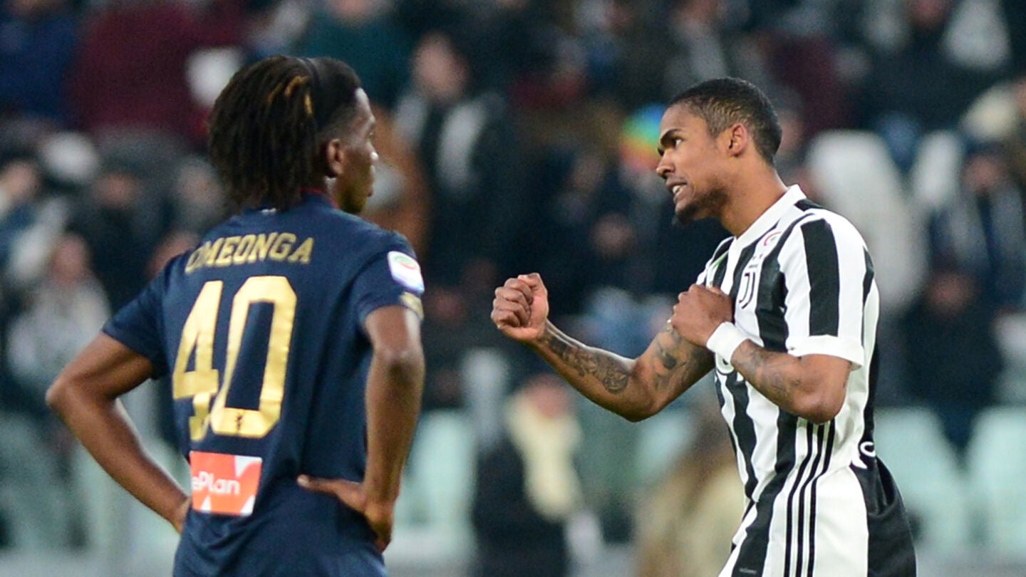 Douglas Costa celebra su gol ante el Genoa