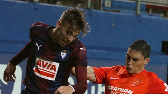 Ricca e Iván Alejo luchan por la posesión del esférico durante el Eibar - Málaga Ricca e Iván Alejo luchan por la posesión del esférico durante el Eibar - Málaga