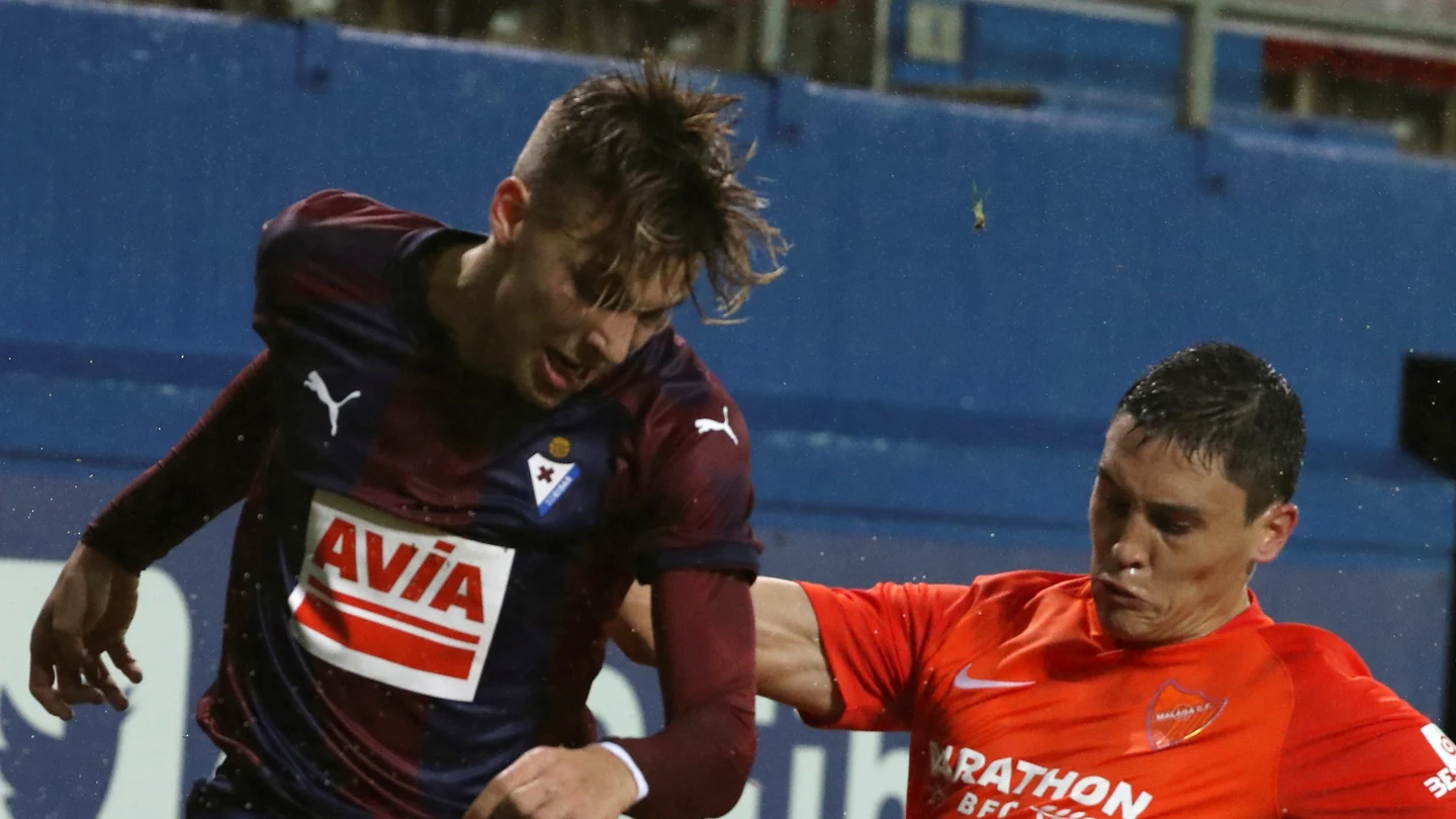 Ricca e Iván Alejo luchan por la posesión del esférico durante el Eibar - Málaga Ricca e Iván Alejo luchan por la posesión del esférico durante el Eibar - Málaga