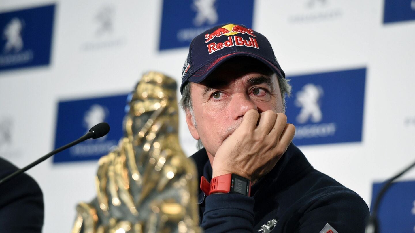 Carlos Sainz, con el trofeo de campe&oacute;n del Dakar 2018