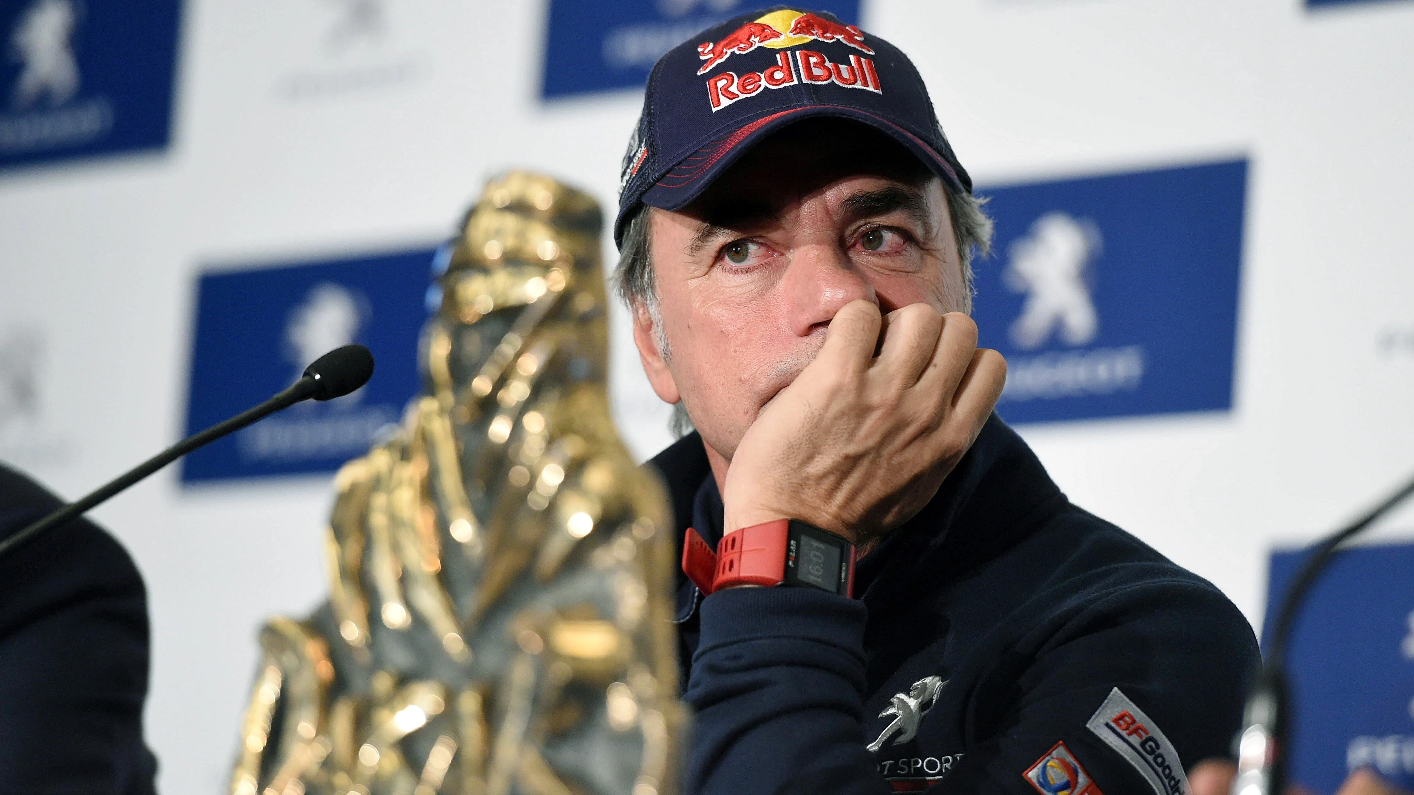 Carlos Sainz, con el trofeo de campeón del Dakar 2018